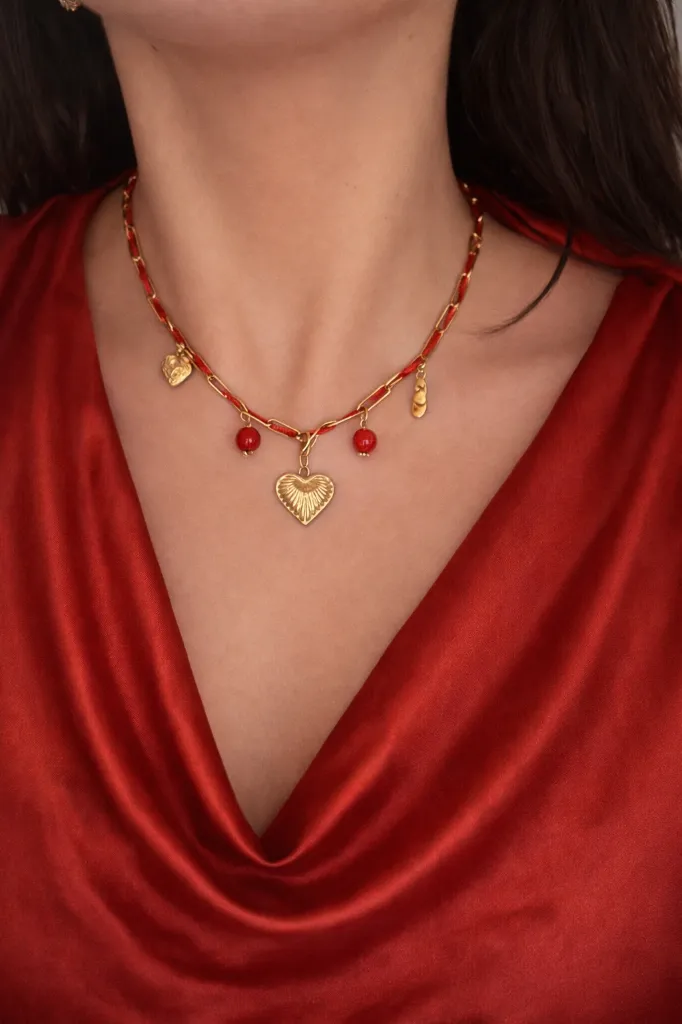 Collier St valentin coeur porté.webp