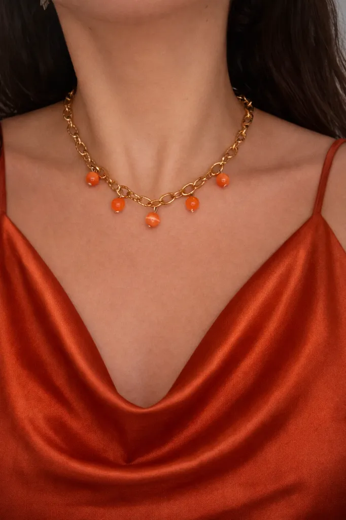 collier orange porté.webp